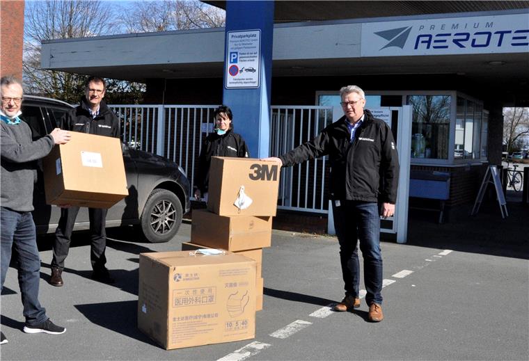 Premium Aerotec AG spendet 2600 Schutzmasken Premium Aerotec hat am Dienstag 2600 Schutzmasken an den Ärzteverein Butjadingen übergeben. Unser Bild zeigt (von links) den Vorsitzenden des Ärtevereins Dr. Tilman Kaethner, Matthias Blümer, Leiter der Werkplanung, Betriebsärztin Ulrike Pohlmann und Standortleiter Cord Siefken.