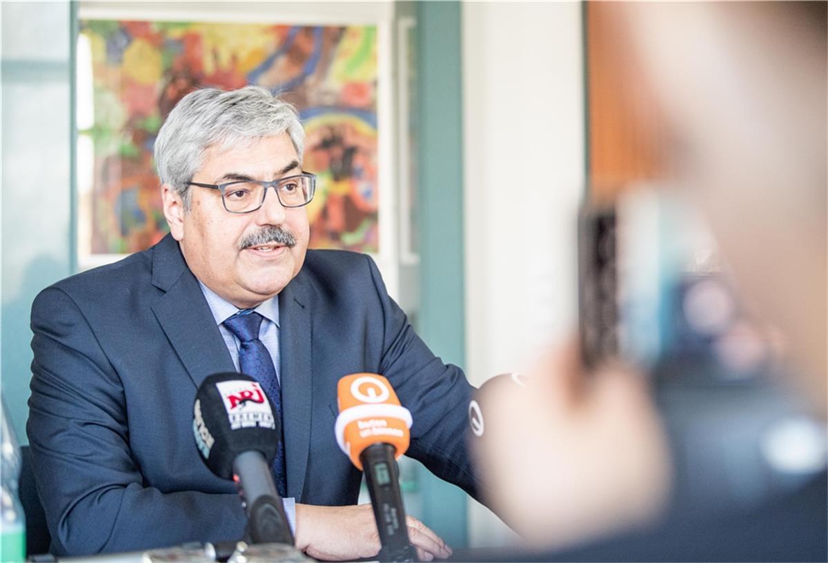 Magistrat: Schließung von Geschäften tritt ab Donnerstag in Kraft Pressekonferenz des Magistrats der Stadt Bremerhaven zur Vorstellung der Allgemeinverfügung über ein Veranstaltungsverbot zur Vorsorge gegen die Ausbreitung des Corona-Virus. Im Bild: Oberbürgermeister Melf Grantz stellt die Vorsorgemaßnahmen vor.