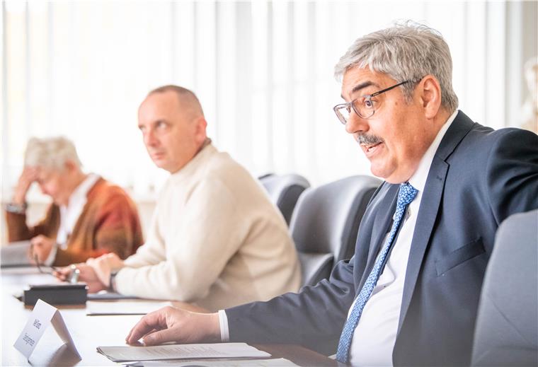 Bremerhaven: Corona-Plan bis Ostern steht Pressekonferenz des Magistrats und des Corona-Krisenstabs der Stadt Bremerhaven zu den aktuellen Entwicklungen der Pandemie. Im Bild: Oberbürgermeister Melf Grantz (vorn).