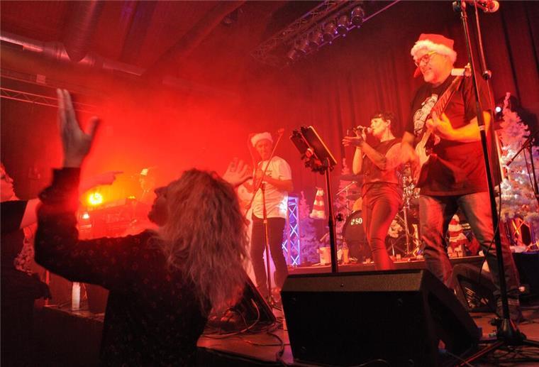 „Christmas Rock“ in Nordenham: Nur für zwei Termine gibt es noch Karten Prime hat es bei Christmas Rock noch immer geschafft, den Funken aufs Publikum überspringen zu lassen. Drei Konzerte gibt die Band in diesem Jahr in der Jahnhalle. Für zwei gibt es noch Karten. Rechts Gitarrist Fete Eilers.