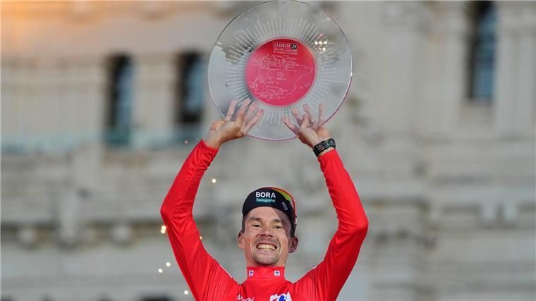 Radstar Roglic krönt sich zum Rekordsieger der Vuelta Primoz Roglic jubelt im Roten Trikot des Gesamtführenden bei der Vuelta.