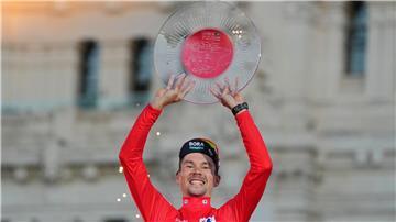 Primoz Roglic jubelt im Roten Trikot des Gesamtführenden bei der Vuelta.