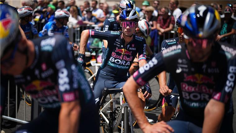 Primoz Roglic (M) hat in der Gesamtwertung als Vierter einen Rückstand von 1:36 Minute auf Spitzenreiter Tadej Pogacar.