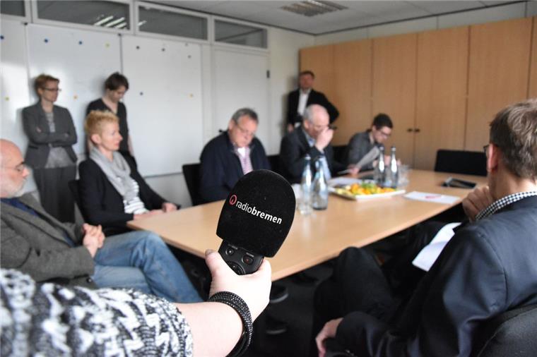 Radioleute machen Zeitung in der Hafenstraße Print trifft Radio: Bei der großen Morgenkonferenz der Nordsee-Zeitung ist heute Radio Bremen mit dabei.