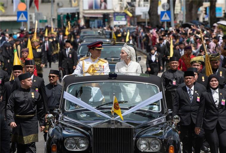 Prinz von Brunei feiert zehn Tage Hochzeit Prinz Abdul Mateen und seine Braut Anisha Rosnah werden im offenen Rolls Royce durch die Straßen von Bandar Seri Begawan gefahren.