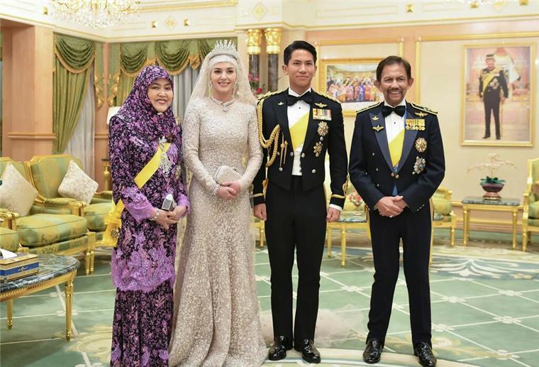 Prinz von Brunei feiert zehn Tage Hochzeit Prinz Abdul Mateen von Brunei (2.v.r) mit seiner Braut Anisha Rosnah (2.v.l) neben Königin Hajah Saleha (l.) und dem Sultan Hassanal Bolkiah (r).