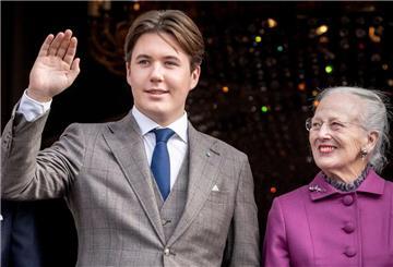 Prinz Christian neben Königin Margrethe II. von Dänemark an seinem 18. Geburtstag auf Schloss Amalienborg.