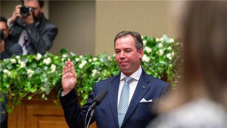 Prinz Guillaume, Erbgroßherzog von Luxemburg, schwört nach seiner Ernennung zum „Lieutenant-Représentant“ im Abgeordnetenhaus auf die luxemburgische Verfassung.