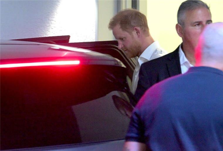 Verblasster Zauber - Prinz Harry zurück in Düsseldorf Prinz Harry kommt am Flughafen Düsseldorf an.