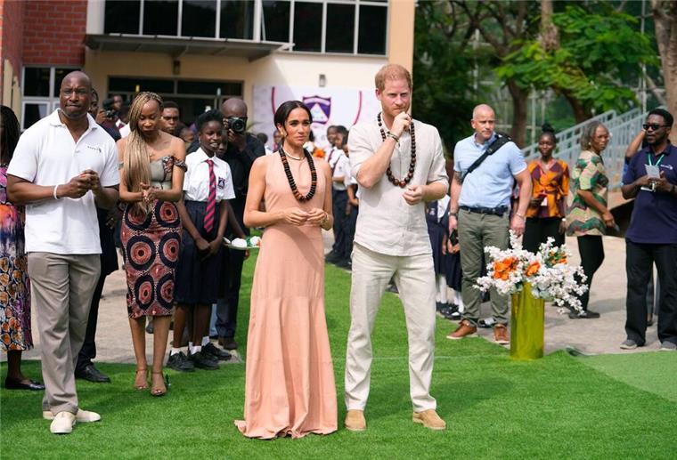 Harry und Meghan besuchen Nigeria Prinz Harry und seine Ehefrau Herzogin Meghan besuchen Kinder in der Lights Academy in Abuja, Nigeria.