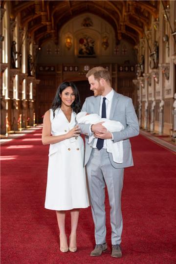 Prinz Harry von Großbritannien und Meghan, Herzogin von Sussex, halten ihren noch namenlosen Sohn in der St. George's Hall im Windsor Castle im Arm. 