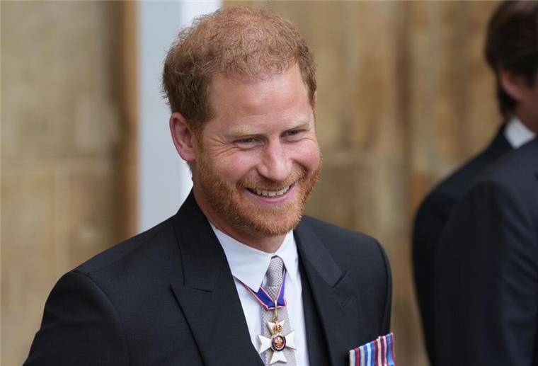 Vor einem Jahr wurde König Charles gekrönt Prinz Harry vor einem Jahr nach der Krönung von König Charles III. und Königin Camilla.