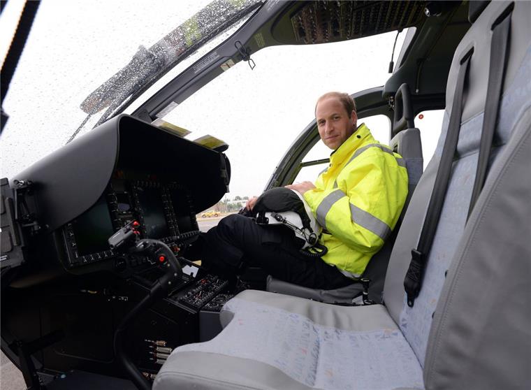 Prinz William gibt Job auf Prinz William in einem Helikopter der "East Anglian Air Ambulance". Es heißt, er gibt seinen Job als Hubschrauberpilot auf.