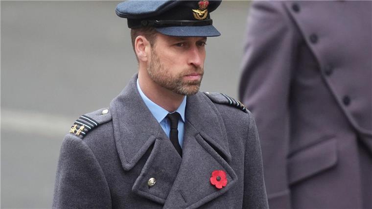 Prinz William in Uniform. Die Zeremonie am zentralen Kriegerdenkmal Cenotaph im Regierungsviertel gehört zu den wichtigsten Terminen im royalen Kalender.