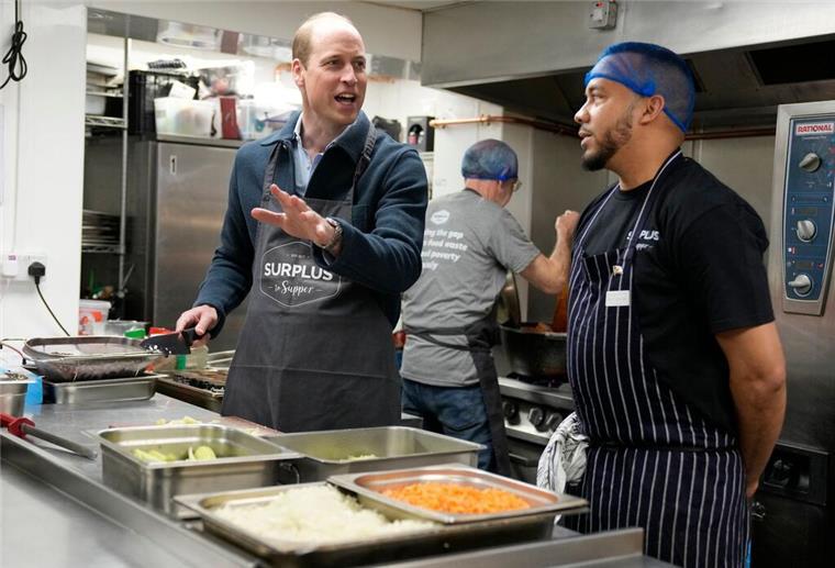 Prinz William ist wieder in der Öffentlichkeit Prinz William (l) hilft dem Chefkoch Mario Confait bei der Herstellung von Bolognese-Sauce.