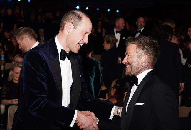 Baftas: „Oppenheimer“ räumt ab - Hüller geht leer aus Prinz William (l) spricht mit Ex-Fußballstar David Beckham.
