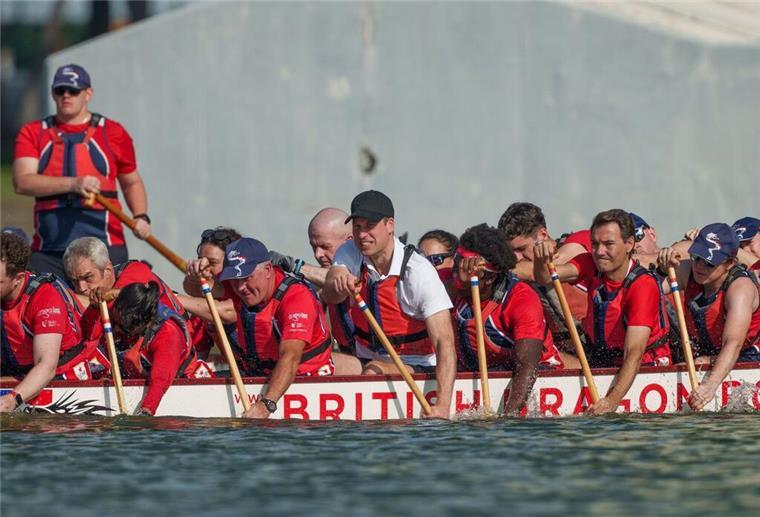 Prinz William gewinnt beim Drachenbootrennen Prinz William (M) ist nicht zu übersehen.