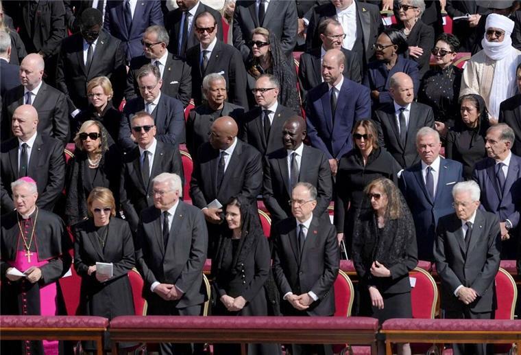 Prinz William bei Papst-Trauerfeier - neben Scholz Prinz William steht neben Olaf Scholz.
