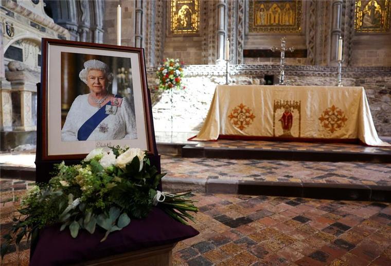 Prinz William und Prinzessin Kate haben in der  in der Kathedrale von St. Davids einen Blumenstrauß an einem Bild der Queen niedergelegt.