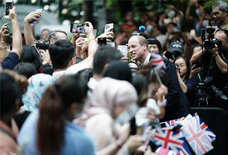 Prinz William gewinnt beim Drachenbootrennen Prinz William wird bei seiner Ankunft in Singapur mit viel Jubel empfangen.