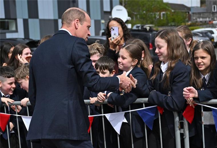 Nach Einladung per Brief: Prinz William besucht Schulprojekt Prinz William wird Sandwell freudig begrüßt.
