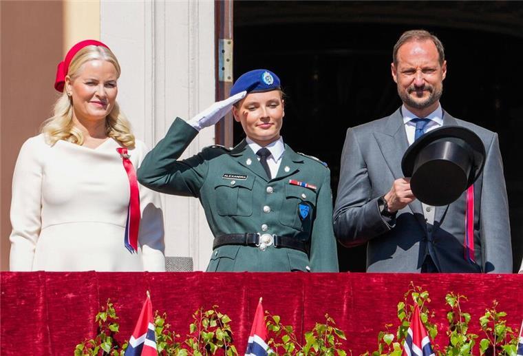 Prinzessin Ingrid Alexandra erstmals offiziell in Uniform Prinzessin Ingrid Alexandra (M) mit ihren Eltern Kronprinzessin Mette-Marit und Kronprinz Haakon.