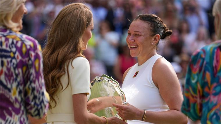 William und Kate beim Wimbledon-Finale empfangen Prinzessin Kate findet tröstende Worte für die Amerikanerin Amanda Anisimova.