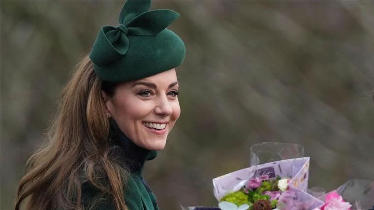 Fans beschenken Kate und Kinder beim royalen Weihnachtsfest Prinzessin Kate wurde mit Blumen „überhäuft“, wie der Sender Sky News kommentierte.