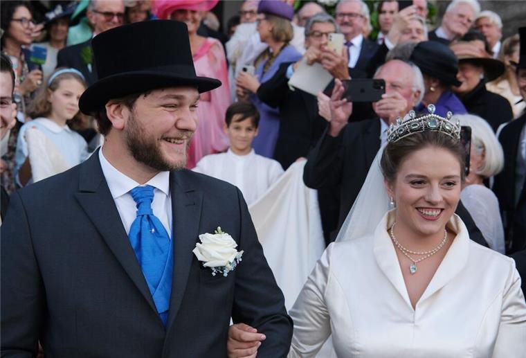Hochzeit im Hause Wettin - Prinzessin sagt „Oui“ in Dresden Prinzessin Maria Teresita von Sachsen und ihr Mann Beryl Alexandre de Saporta verlassen nach der Trauung die Hofkirche.