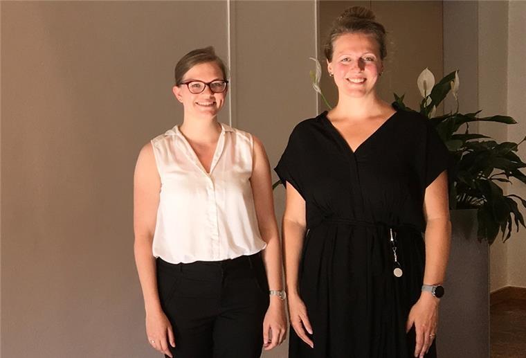 Prisca Vogt (rechts) und Birte Postels präsentieren den aktuellen Jahresbericht der Bibliothek der Samtgemeinde Zeven.
