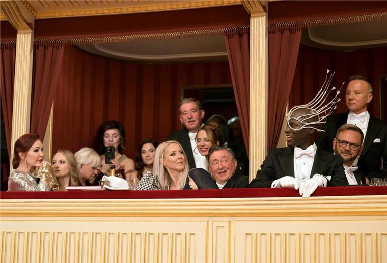 Priscilla Presley (l), Richard Lugner (M) und Model Papis Loveday (3.v.r) zusammen mit anderen Gästen beim Wiener Opernball.