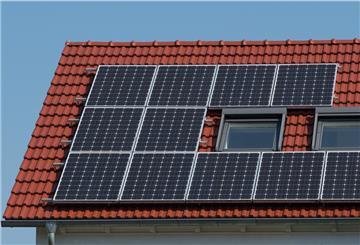 Private Haushalte, die sich für eine Solaranlage interessieren, können sich in Bremerhaven und im Kreis Cuxhaven von der Verbraucherzentrale beraten lassen.