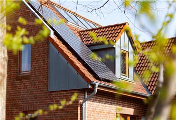 Ein Haus mit Solaranlage.