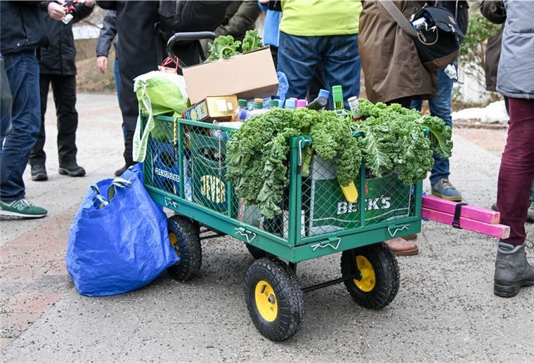 Ein Februar ohne Grünkohlpartys im Cuxland Ein mit Alkohol gefüllter Bollerwagen steht auf Pflaster.