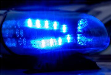 Blaulicht leuchtet auf einem Fahrzeug der Polizei. (zu dpa: «20-Jähriger stirbt nach Autounfall im Krankenhaus»)