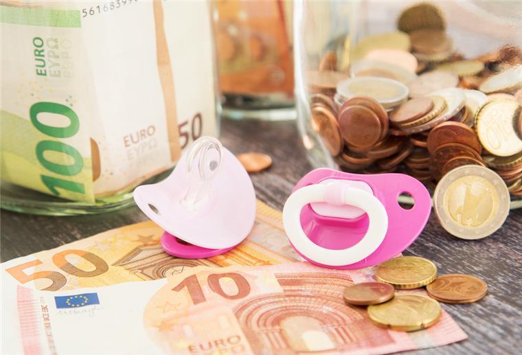 100 Euro pro Kind: Kinderbonus wird bald ausgezahlt Pro Kind werden im kommenden Monat 100 Euro ausgezahlt.