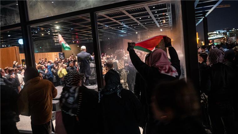 Pro-palästinensische Demonstranten stehen vor der Nationalgalerie.