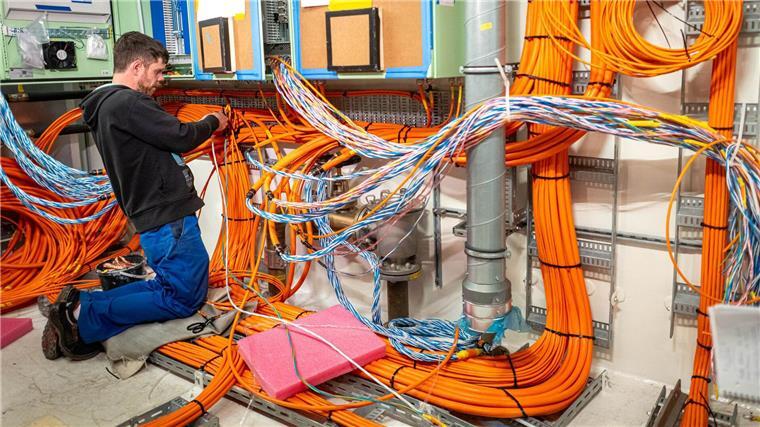 Hightech und LNG-Antrieb: Neue Mehrzweckschiffe in Bau Pro Schiff müssen rund 640 Kilometer Kabel verlegt werden.