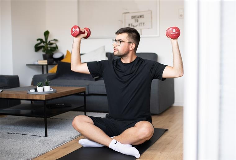 Pro Woche stehen drei Krafttrainings-Einheiten an. Dabei werden die einzelnen Muskelgruppen getrennt trainiert.