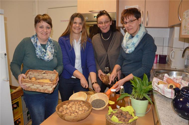 Landfrauen suchen raffinierte Rezepte fürs neue Kochbuch "Heiß auf Fleisch" Probekochen mit Nüssen, Samen und Feldfrüchten (von links): Sabine Münz, Melanie Schubert, Heike Bahr und Agnes Dahl in der kleinen Küche des Landvolkhauses. Die Landfrauen freuen sich auf raffinierte Rezepte für ihr neues Buch.