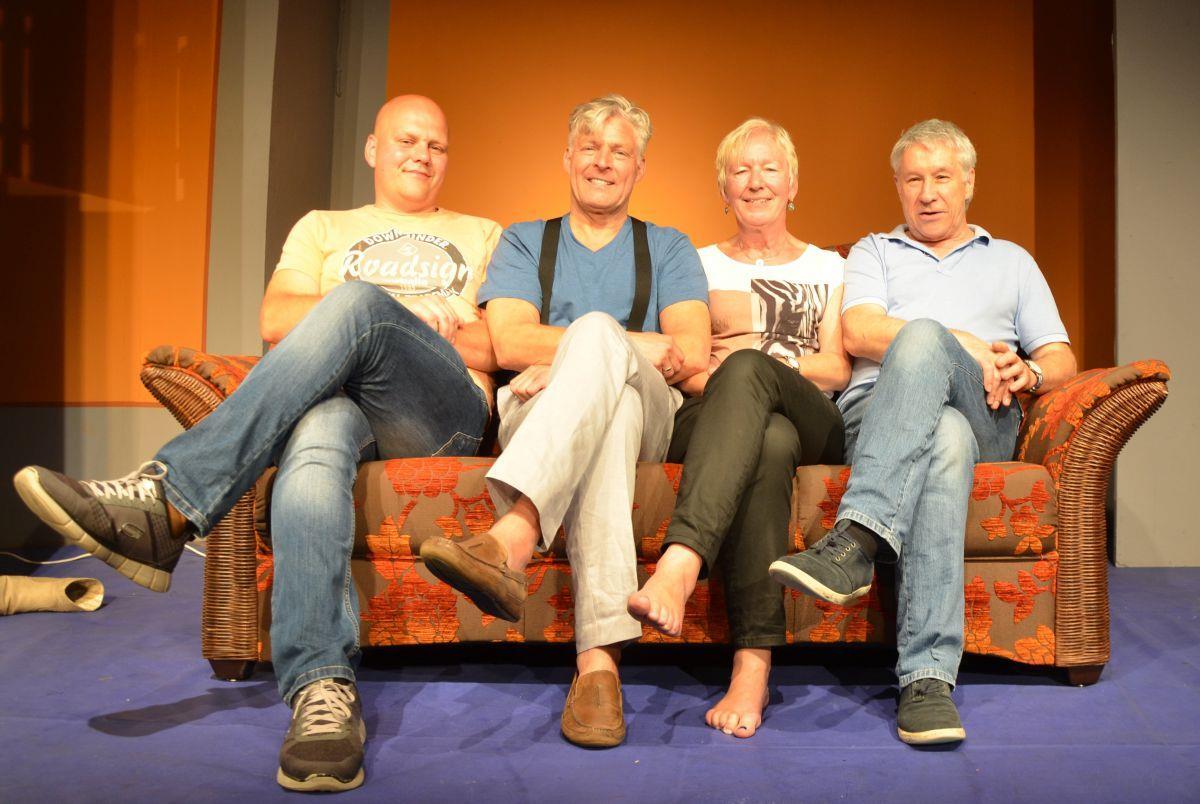 Piccolo: Letzte Inszenierung für Theaterleiter Roberto Widmer Proben mit Hochdruck an dem neuen Stück: Theaterleiter Roberto Widmer (rechts) mit den beiden Schauspielern Regina Bühring und Carsten Lappöhn sowie Emil Niqyporik (links), der für die Technik zuständig ist.