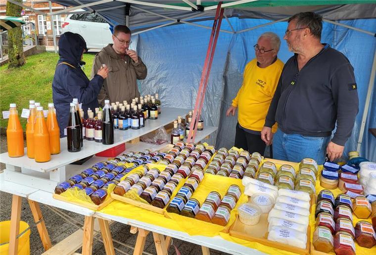 Probieren geht über Studieren - dafür gab es reichlich Gelegenheit beim Bauern- und Handwerkermarkt.