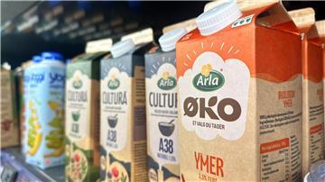 Produkte des Molkereiriesen Arla Foods stehen in einem dänischen Supermarkt. Arla und das deutsche Molkereiunternehmen DMK Group streben eine Fusion an. (Archivfoto)