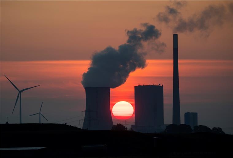 Forscher warnt vor schlimmen Klimafolgen Rauch steigt aus dem Schornstein eines Kraftwerks in die Höhe - und das bei einem Sonnenuntergang.