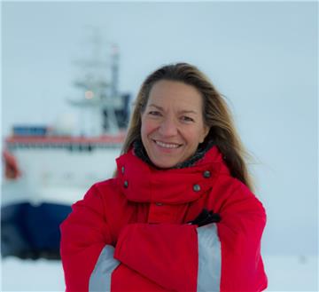 Prof. Dr. Antje Boetius, Tiefsee- und Polarforscherin am Alfred-Wegener-Institut, auf dem arktischen Meereis während einer Expedition mit dem Forschungsschiff Polarstern