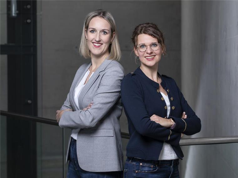 Digitale Marketingstrategien: Hochschule Bremerhaven gründet neues Institut Zwei Frauen lächeln und stehen Rücken an Rücken mit verschränkten Armen. Prof. Dr. Birte Kemmerling (links) und Prof. Dr. Barbara Kleine-Kalmer gründen das Institut, um die Marketing-Expertise der Hochschule Bremerhaven zu stärken und die regionale Wirtschaft mit Markt- und Branchenstudien zu unterstützen.