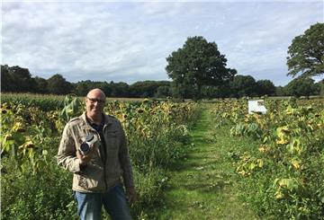 Ein Mann steht auf einem Feld.