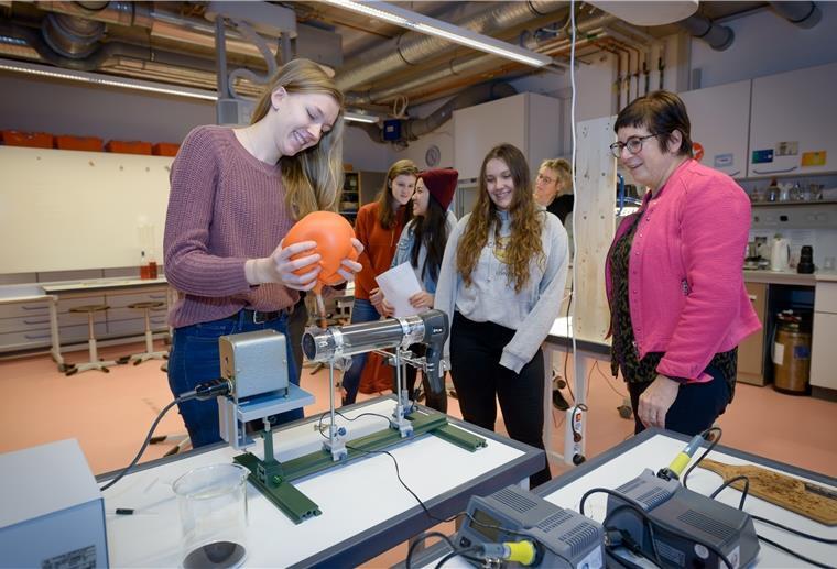 Aktiv für den Klimaschutz Prof. Dr. Katharina Theis-Bröhl (rechts) legt viel Wert auf praxisnahe Studieninhalte. Das kommt bei den Studierenden gut an.