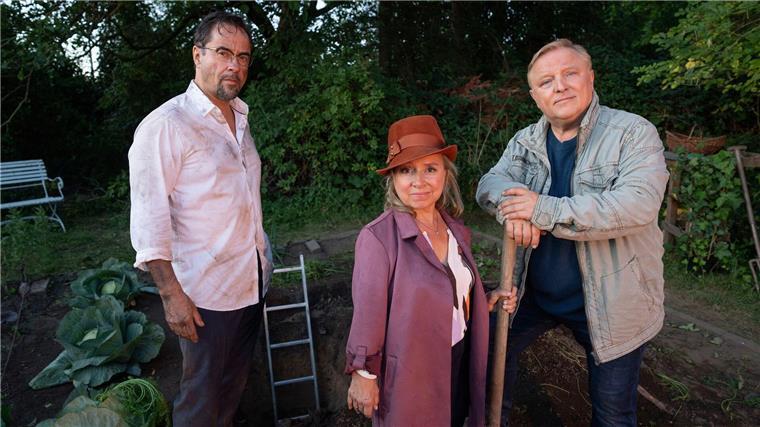 Quoten-Erfolg für Münster-„Tatort“ Prof. Karl-Friedrich Boerne (l-r, Jan Josef Liefers), Silke Haller (ChrisTine Urspruch) und Frank Thiel (Axel Prahl) beim Gärtnern.