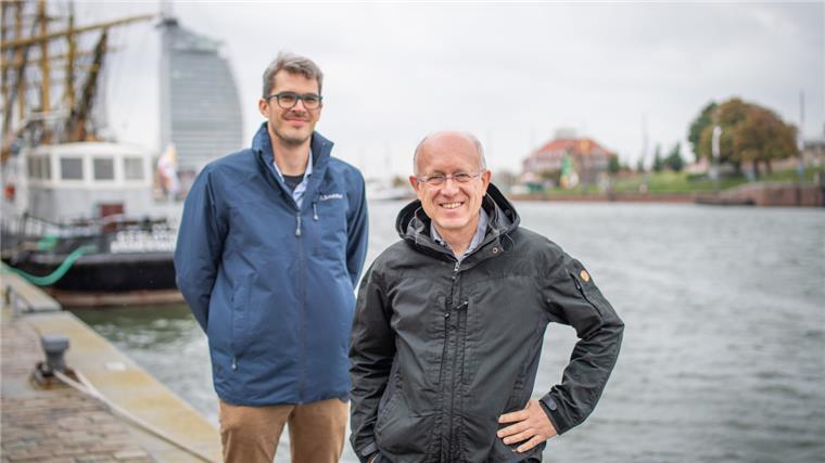 Maritimes Erbe retten: So wichtig sind Bremerhavens Schiffe Zwei Männer am Neuen Hafen